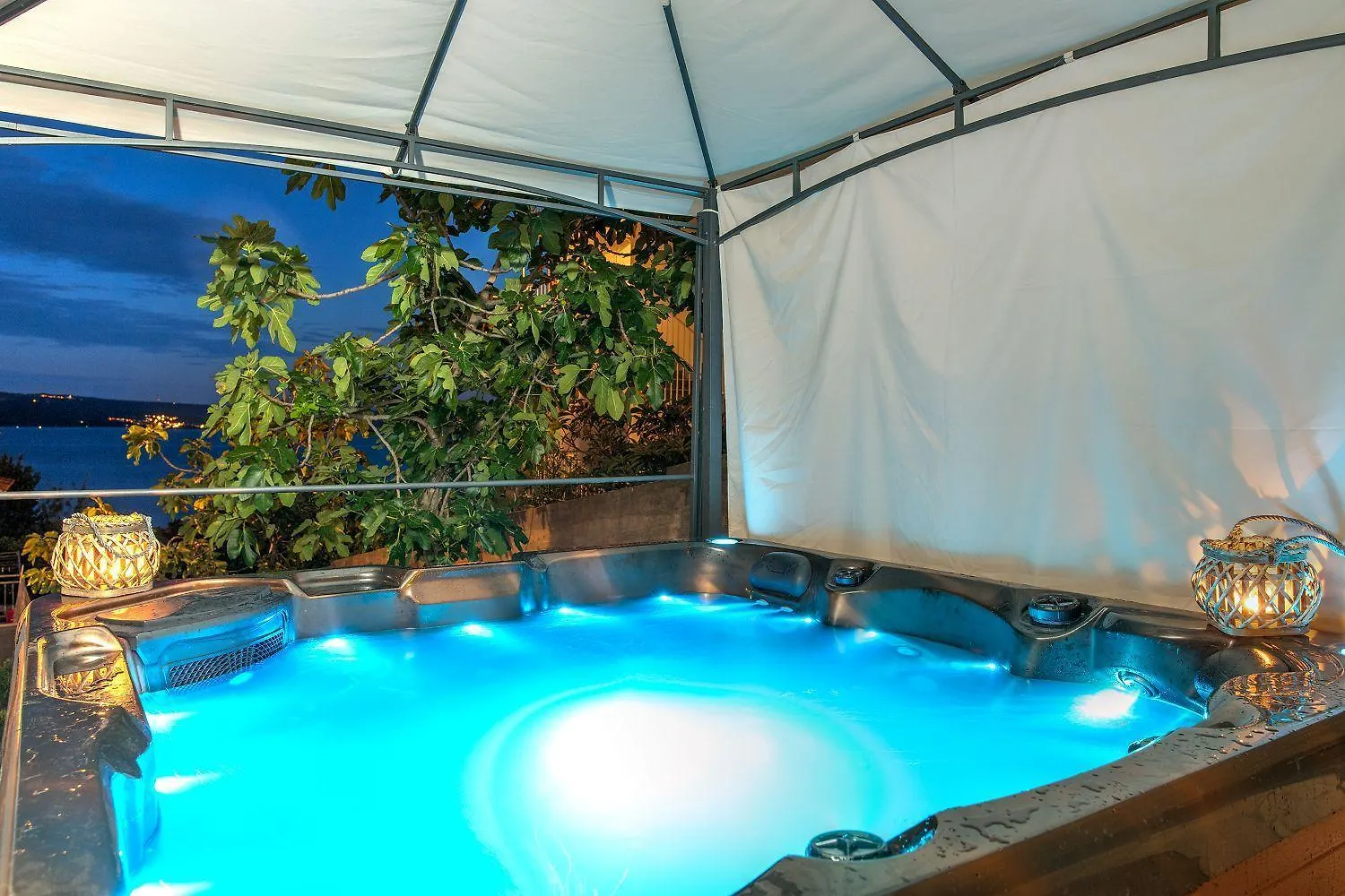 Renoviertes Apartment Nur 150 Meter Zum Strand Mit Jacuzzi, Meerblick, Pool, Billardtisch Dramalj